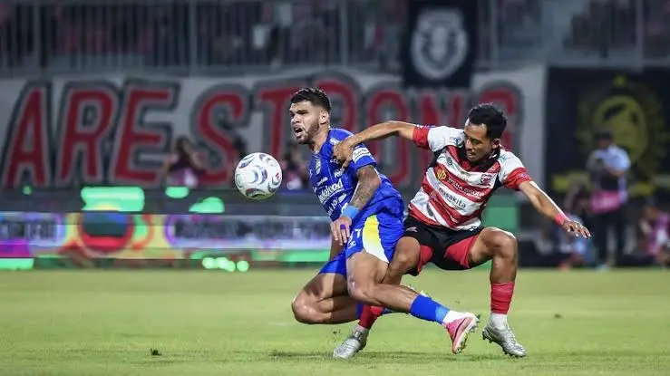 Laga Garudayaksa vs Persib di Pakansari