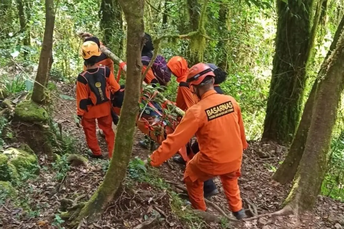 Evakuasi pendaki Arjuno Basarnas